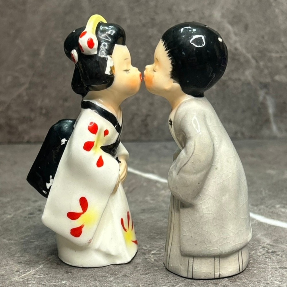 Vintage Napco Japan Kissing Couple Salt and Pepper Shakers Ceramic Mid Cent